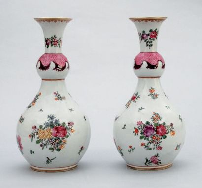 null Paire de vases à panse basse en porcelaine blanche décorée en émaux polychromes...