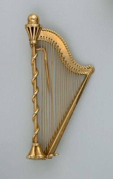 null Broche en or jaune (750) stylisée d'une harpe Signée Chaumet Paris Ht 6,1 cm....