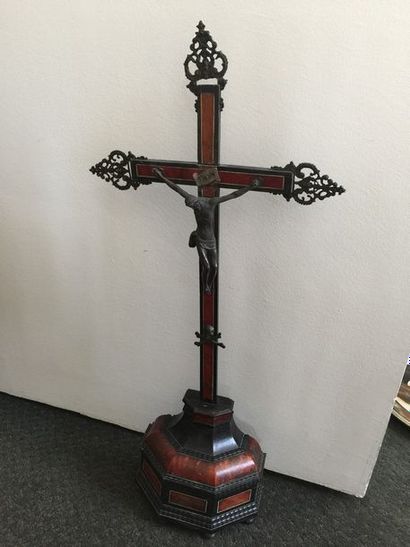 null Christ en croix en métal, piètement façon écaille et ébène.
XVIIe siècle.
(accidents...