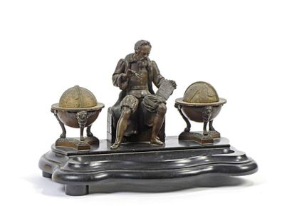 null Encrier en bronze à deux patines représentant Magellan entouré de globes céleste...