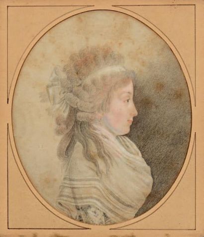Ecole du XVIIIe 
Portrait de femme au bonnet de dentelle et roses.
Dessin à vue ovale.
Baguette...