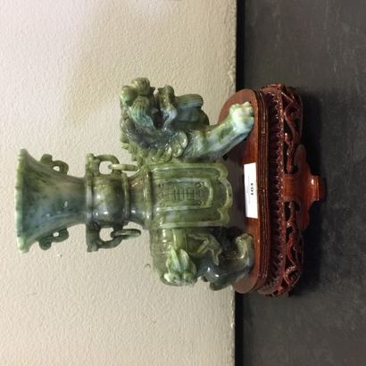 CHINE - MILIEU XXE SIÈCLE Vase posé sur le dos d'une chimère en serpentine verte,...