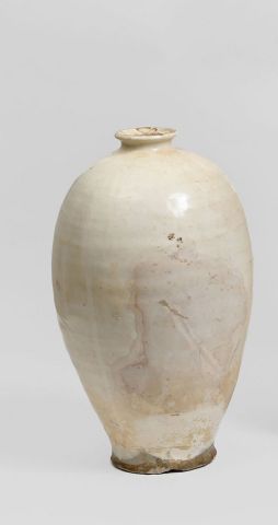 CHINE - Epoque MING (1368-1644) Vase de forme «meiping» en grès émaillée blanc cassé.
(Eclats...