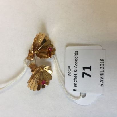 null Paire de boucles d'oreilles en or jaune 18k (750) en forme de marguerites stylisées...