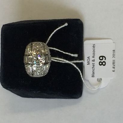 null Bague en or blanc 18k (750) ornée en son centre d'un diamant demi-taille (env.1,30ct)...
