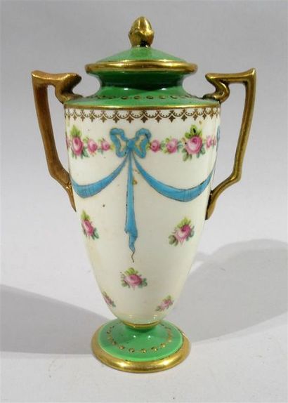 null MINTON : Petit vase en porcelaine à décor de guirlandes de roses et de draperies...