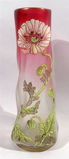 null LEGRAS (dans le goût de) - Vase en verre rose à décor émaillé de pavots. Époque...