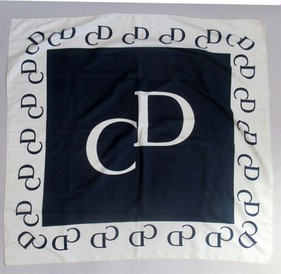 null Christian DIOR - Carré en soie à décor du monogramme C.D, le carré central à...