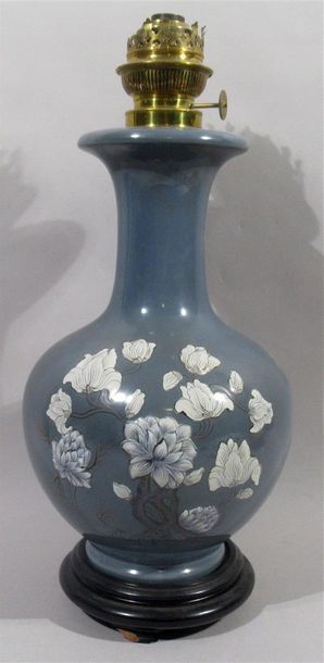 null Vase en porcelaine à décor de pivoines arbustives blanches sur fond bleu gris...