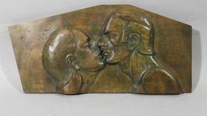 null Jean ALLUARD (1918-2010) : "Le Baiser" Sculpture sur bois signée en bas à gauche...