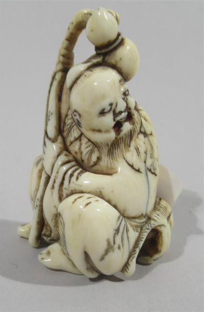 null Beau netsuke en ivoire bien sculpté et patiné CHOKWARO tenant sa gourde magique...