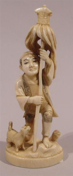 null Okimono en ivoire bien sculpté d'un homme à la fête du Daimon-ji tenant une...
