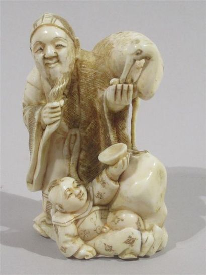 null Okimono en ivoire bien sculpté d'un père et son fils donnant à boire à une cigogne...