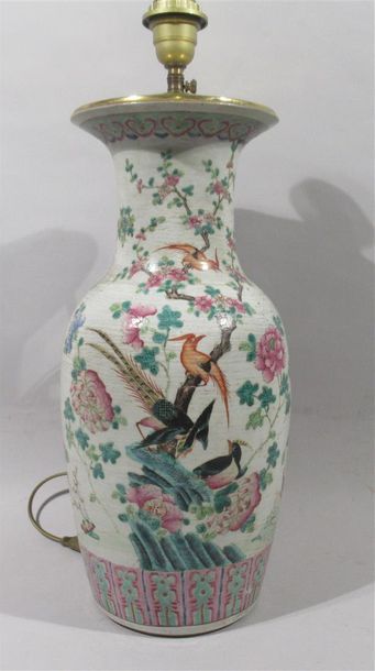 null CHINE, Canton VASE balustre en porcelaine émaillée polychrome à décor d'oiseaux...