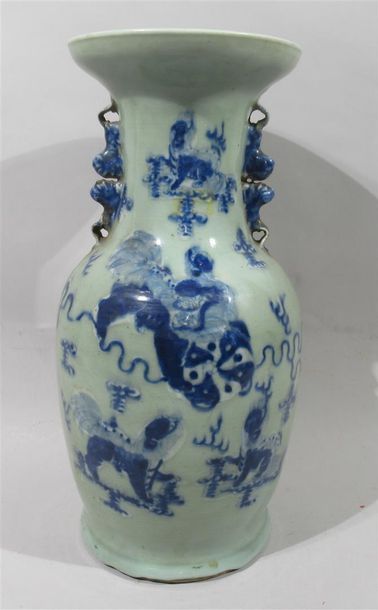 null CHINE VASE balustre en porcelaine émaillée bleu polychrome à décor d'oiseaux...