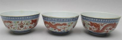 null CHINE - Suite de trois bols à thé en porcelaine à décor de dragons rouges sur...