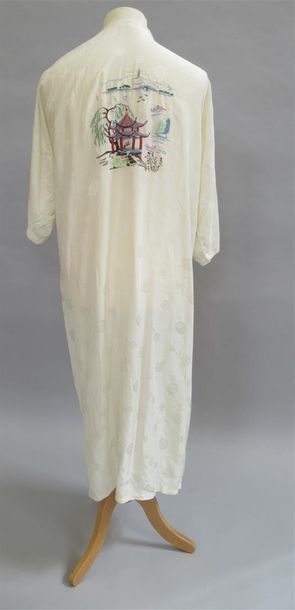 null HEALTH - CHINE - Peignoir kimono en soie blanche à décor brodé de pagodes et...
