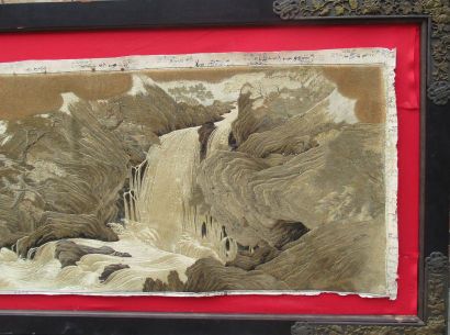 null JAPON - Broderie et peinture à la poudre d'or sur soie marouflé sur papier figurant...