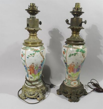 null CHINE - Paire de vases en porcelaine à décor de personnages - Montés en lampe...