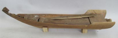 null Maquette de bateau en bois exotique gravé et incisé. XXe siècle. (Accidents...