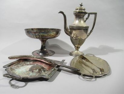 null Ensemble en métal argenté : cafetière modèle Louis XVI, balayette et pelle modèle...