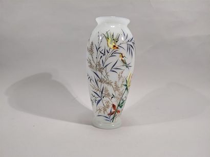 null LEGRAS (dans le goût de) - Vase en verre opalin émaillé à décor d'oiseaux branchés...