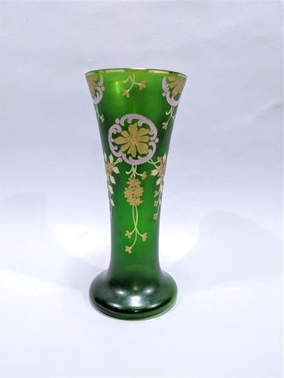 null Vase en verre vert à décor émaillé doré de fleurs en chutes. Epoque Napoléon...