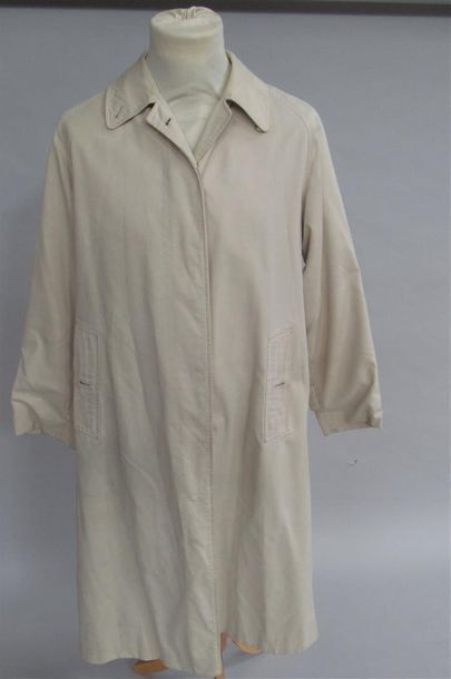 null BURBERRY'S: Imperméable de couleur beige (taille présumée 42) Qqs taches et...