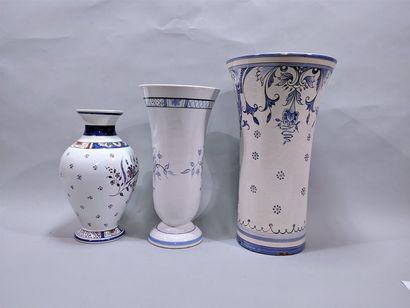 null BAVENT - Trois vases en faïence à décor camaïeu bleu et rose H.28, 33, 39cm...
