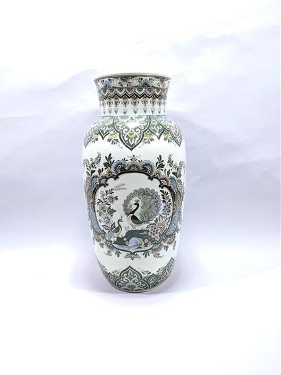 null VILLE ROY & BOCH - Modèle PAON - Important vase en faïence à décor camaïeu noir...