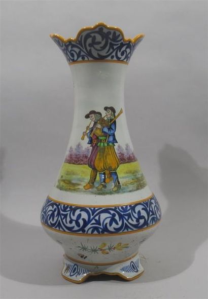 null QUIMPER - Important vase en faïence à décor d'un couple de musiciens (biniou...