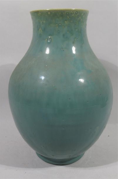 null Vase en grès vernissé de couleur bleu vert à léger décor de coulures en partie...