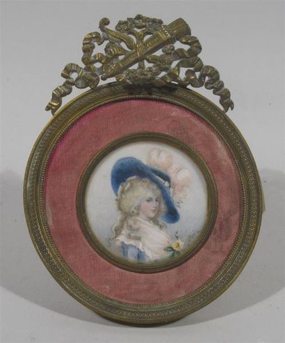 null OZEA (?) "Portrait de femme au chapeau de plumes" Miniature sur ivoire signée...