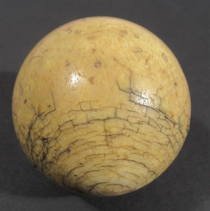 null Une boule de billard en ivoire - Fin XIXe siècle - Diam : 5,5 cm (fentes) Fabriqué...