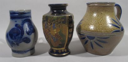 null Suite de trois céramiques dont : vase en grès Chine, pichet en grès vernissé...