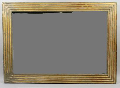 null Miroir, le cadre en bois stuqué et anciennement doré à décor cannelé - Fond...