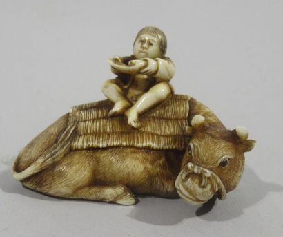 null Beau netsuke en ivoire d'un bœuf au pelage et pattes très finement sculptés,...