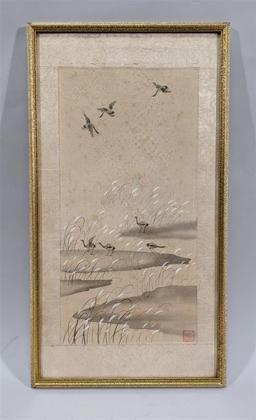null Peinture sur soie d'oiseaux volant au-dessus des roseaux - signé d'un cachet...