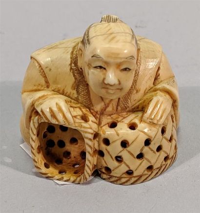 null Netsuke en ivoire bien sculpté d'un artisan assis montrant les paniers tressés...