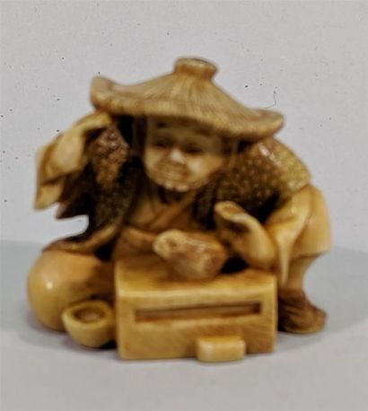 null Netsuke en ivoire bien sculpté et patiné d'un souriant paysan au chapeau assis...