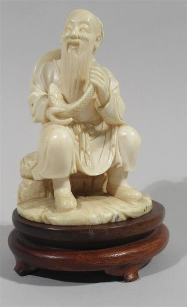 null Statuette en ivoire bien sculptée d'un pêcheur assis sur un rocher, son chapeau...