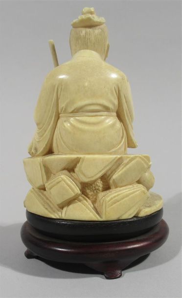 null Statuette en ivoire bien sculptée d'un souriant paysan assis, tenant un sarcloir...