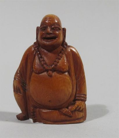 null Okimono en ivoire teinté et bien patiné d'un souriant Bouddha assis - Japon...