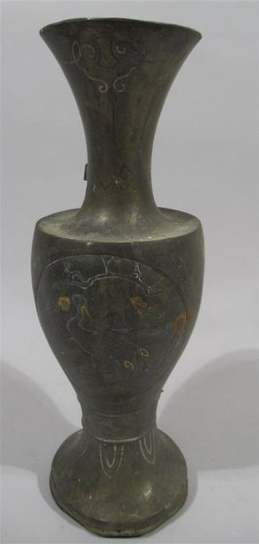 null un vase en bronze incrusté d’argent, Indochine, cira 1900 - Ht : 25 cm (chocs...