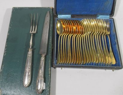 null Suite de 12 fourchettes et 11 grandes cuillères en métal doré, modèle uniplat....