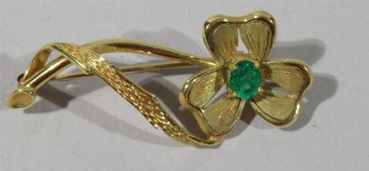 null Broche faisant pendentif en or jaune 18 K (750/oo) à décor d'une marguerite...