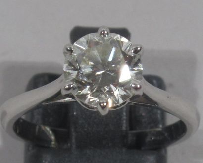 null Bague en or gris 18k (750/oo) surmonté d'un diamant calibrant 1,75 carat environ...