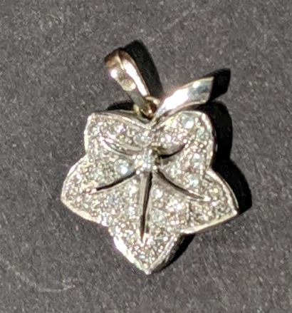 null Pendentif "Feuille de lierre" en or gris 14K (585/oo) pavé de diamants taille...