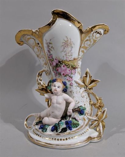 null PORCELAINE DE PARIS - Vase de mariée en porcelaine, la base rehaussée d'un biscuit...