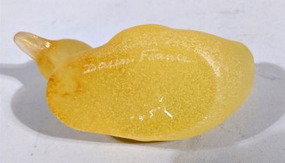 null DAUM FRANCE - Sujet de vitrine "Canard" en verre dépoli de couleur jaune - Signé...
